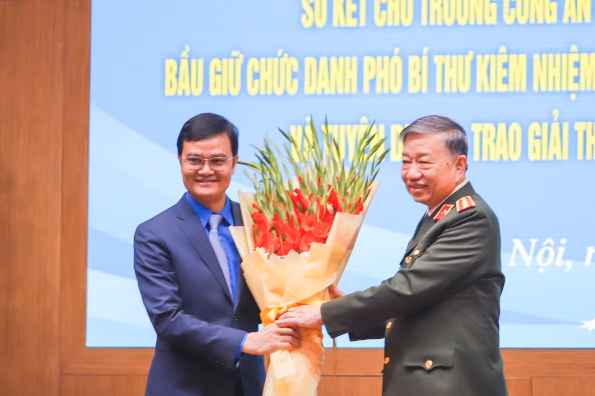 Bộ trưởng Tô Lâm tặng hoa chúc mừng Bí thư Thứ nhất Trung ương Đoàn Bùi Quang Huy nhân kỷ niệm 93 năm Ngày thành lập Đoàn TNCS Hồ Chí Minh. Ảnh: Phạm Nam