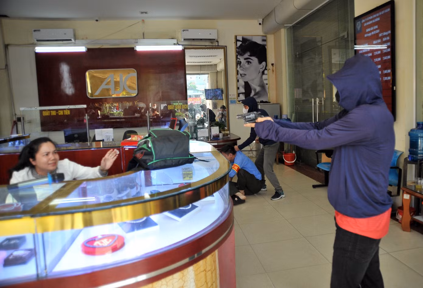 Tình huống giả định đặt ra, một nhóm cướp có vũ khí xông vào tiệm vàng khống chế con tin nhằm cướp tài sản.