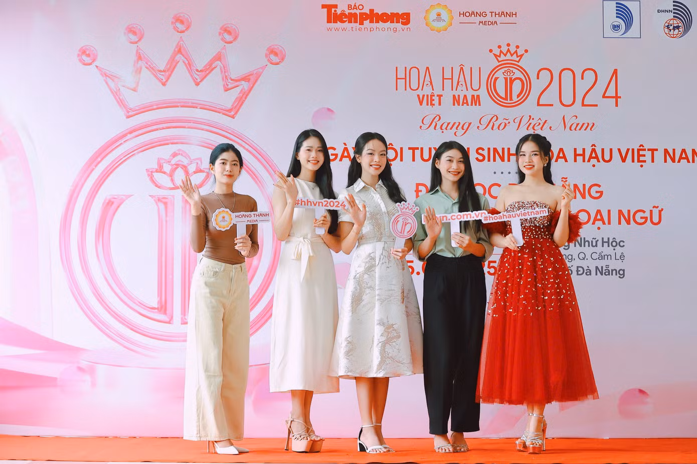 Chia sẻ tại sự kiện, nhà báo Trần Tuấn - Trưởng Ban đại diện Báo Tiền phong tại miền Trung - cho hay sinh viên Đại học Đà Nẵng nói chung và Trường Đại học Ngoại ngữ nói riêng có tài năng trong các lĩnh vực. Riêng với nữ sinh, các bạn không chỉ xinh đẹp, rạng rỡ mà còn thông minh, nhân ái, hoà nhập nhanh với thế giới, văn minh nhân loại.