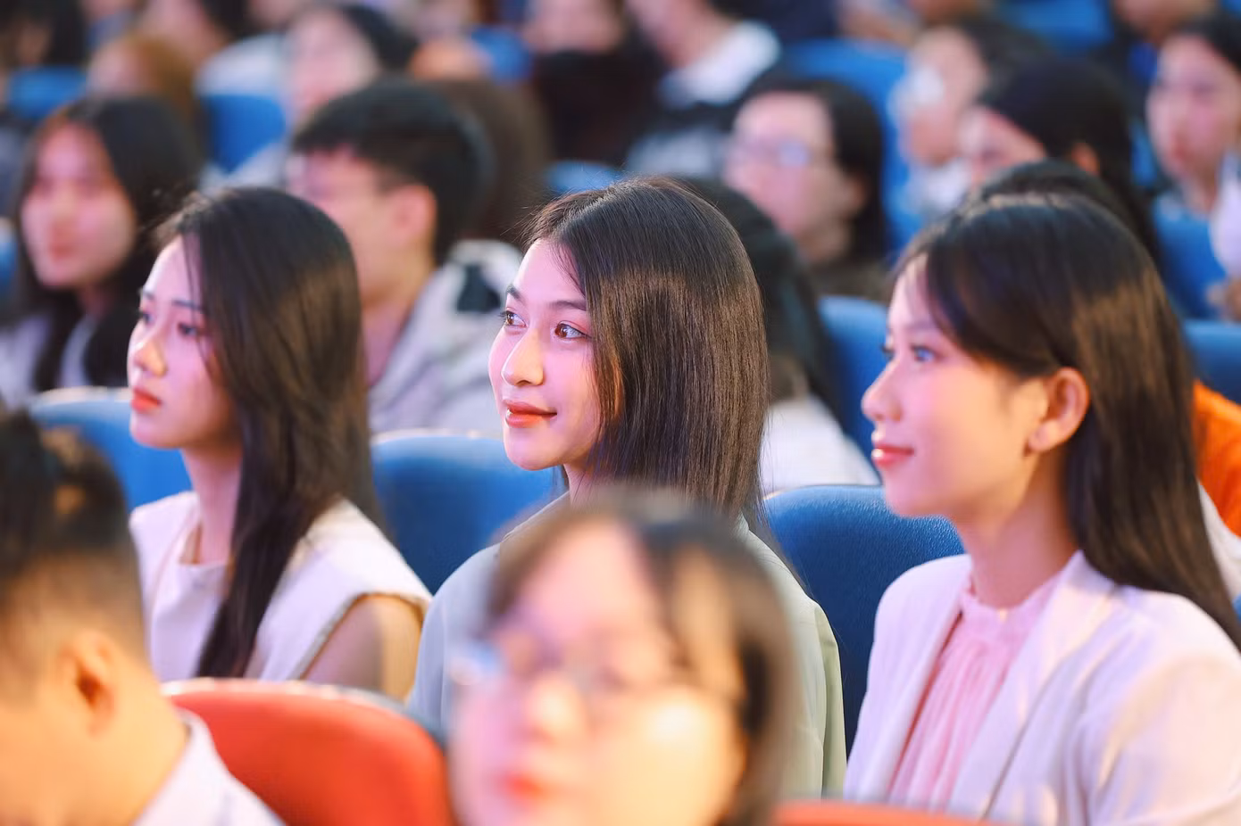 “Đó chính là lý do ban tổ chức chọn Đà Nẵng, chọn Đại học Ngoại ngữ là địa điểm đầu tiên cho hành trình tuyển sinh Hoa hậu Việt Nam năm 2024 tại miền Trung. Với tài năng của các bạn, tôi tin tưởng có những Huỳnh Thị Thanh Thủy tiếp theo”, nhà báo Trần Tuấn chia sẻ. Bà Huỳnh Thị Mai Kha, Phó Hiệu trưởng Trường Đại học Ngoại ngữ (Đại học Đà Nẵng) nhấn mạnh cuộc thi Hoa hậu Việt Nam do Báo Tiền Phong tổ chức không chỉ là sân chơi tôn vinh sắc đẹp mà còn là nơi thể hiện tài năng, trí tuệ của phụ nữ Việt Nam.