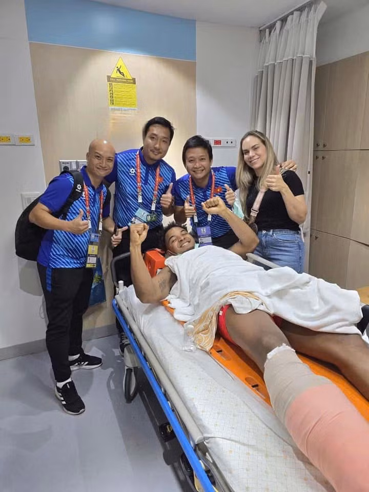 Hình ảnh Xuân Son theo dõi trận đấu.