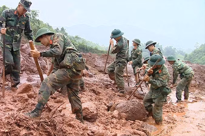 Sát cánh cùng dân sau trận lũ lịch sử ảnh 1