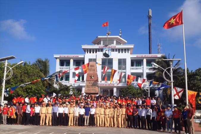 Những đứa trẻ ở Trường Sa ảnh 11