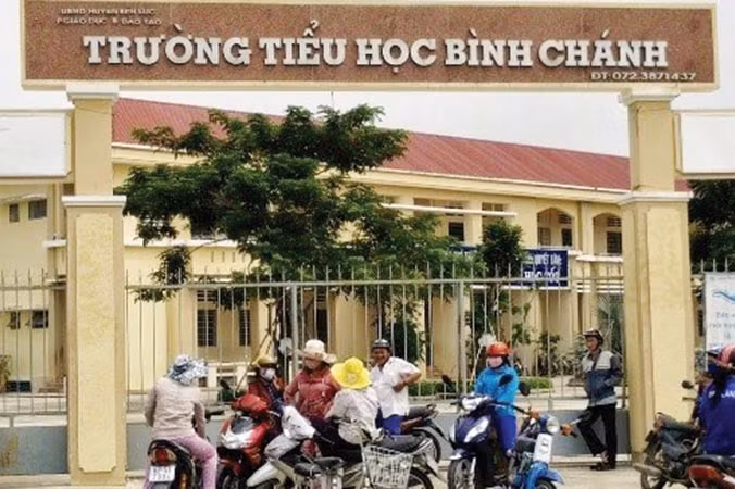 Phẫn nộ giáo viên bị bóp cổ, hành hung nhập viện ảnh 2 Phẫn nộ giáo viên bị bóp cổ, hành hung nhập viện ảnh 2