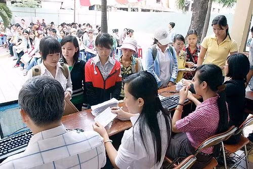 SV diện chính sách có thể vay vốn tạm thời để đóng HP. Trong ảnh: SV trường ĐH Sài Gòn làm thủ tục vay vốn đầu năm học. Ảnh: Đ.N.T