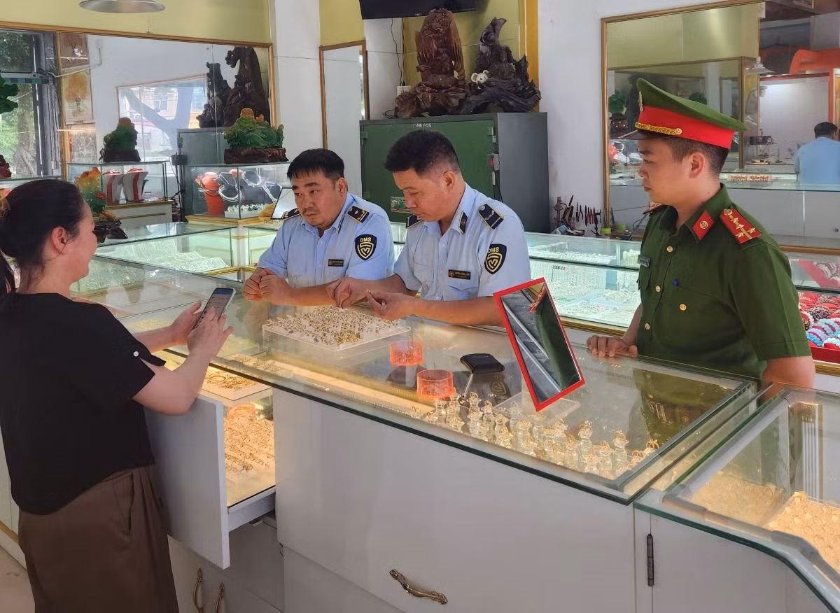 Lực lượng chức năng Thanh Hóa kiểm tra việc kinh doanh vàng