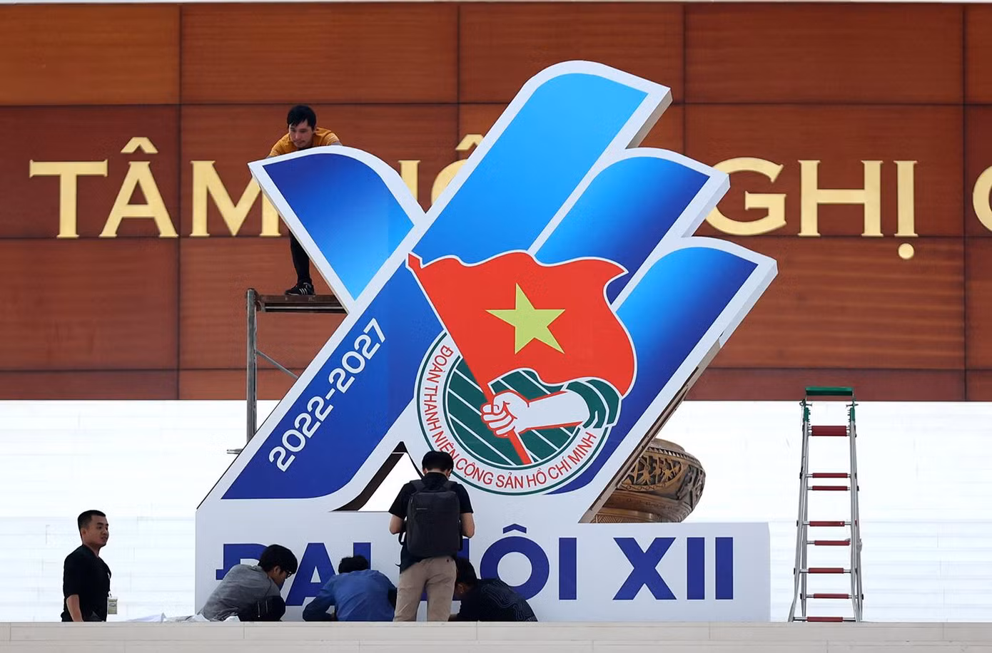 Cụm Pano khổ lớn được đặt chính giữa