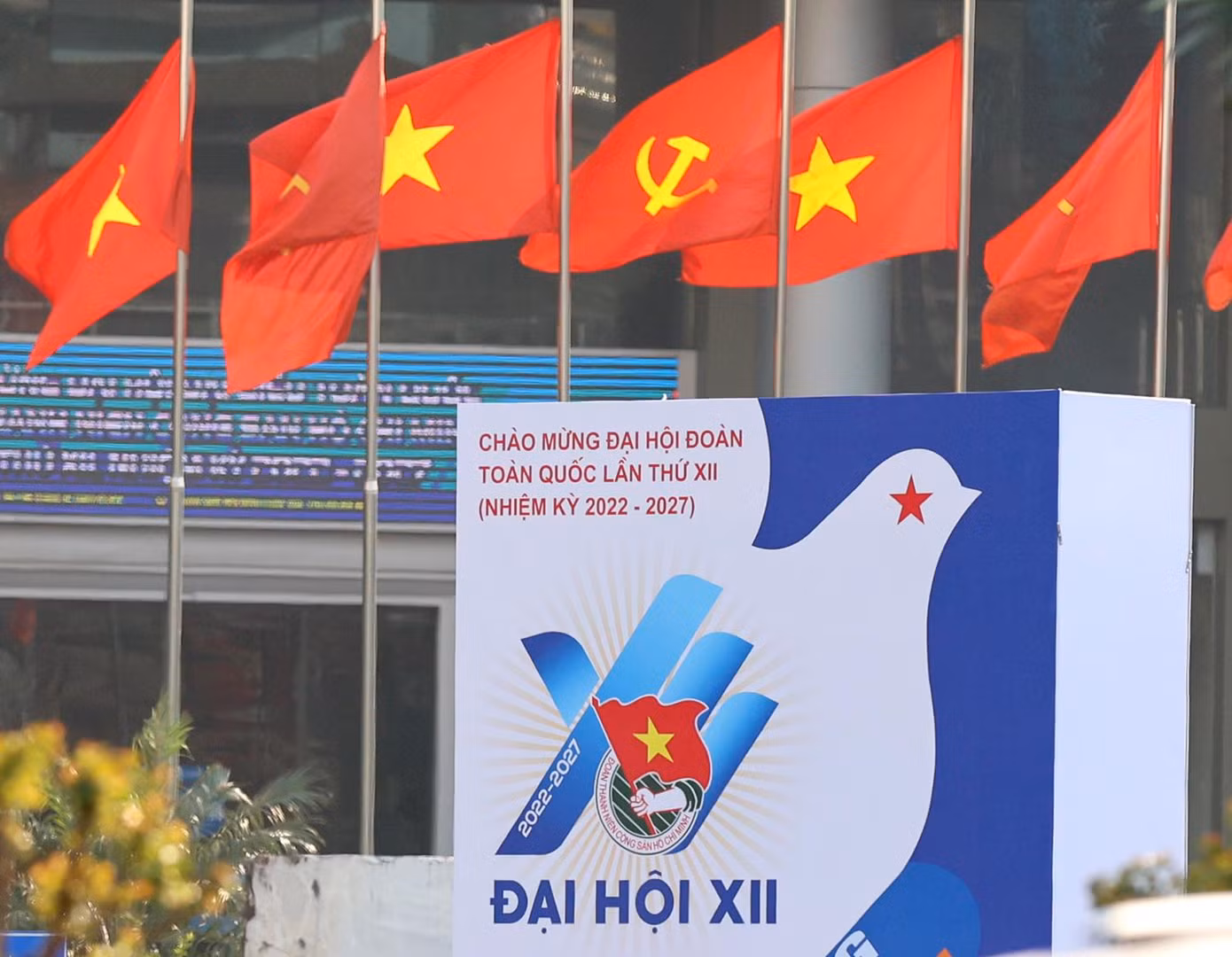 Pano khổ lớn được đặt ngay phía cổng ra vào Bộ Khoa học và Công nghệ