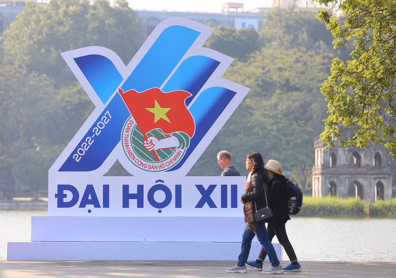 Logo Đại hội đại biểu toàn quốc Đoàn TNCS Hồ Chí Minh lần thứ XII đặt trên phố Đinh Tiên Hoàng - Hoàn Kiếm - Hà Nội