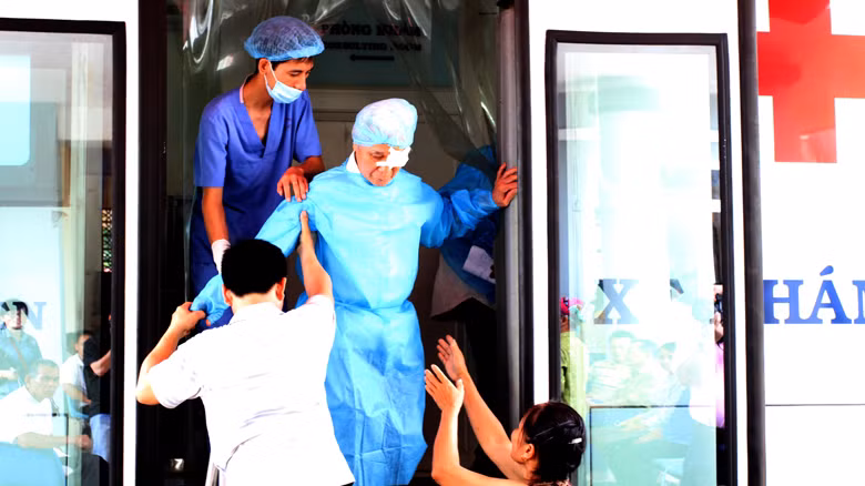 Thầy thuốc trẻ cả nước cứu chữa bệnh nhân nghèo ảnh 1