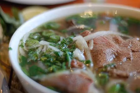 Ăn phở ở Hà Nội là 'trải nghiệm nên có trong đời' ảnh 1