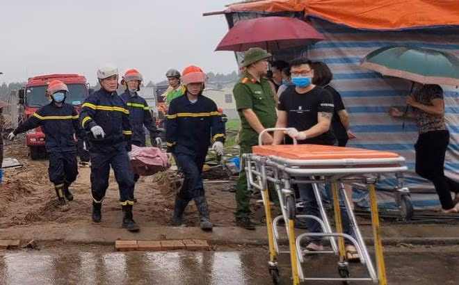 Công an đưa thi thể nạn nhân ra khỏi hiện trường