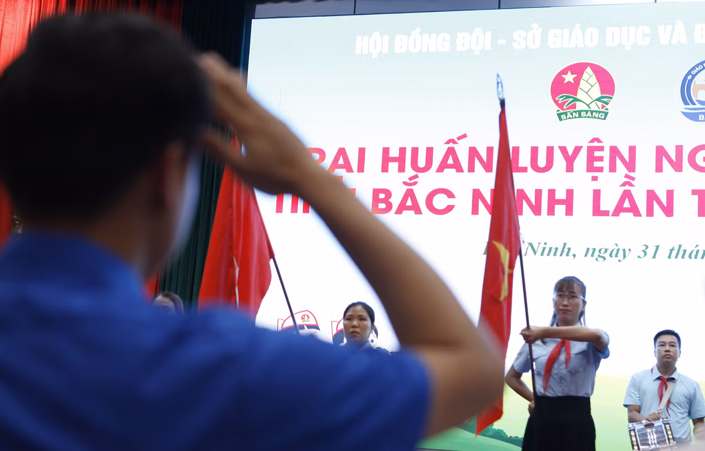 Các đại biểu làm lễ chào cờ tại chương trình khai mạc Trại huấn luyện Nguyễn Bá Ngọc. Ảnh: Nguyễn Thắng.
