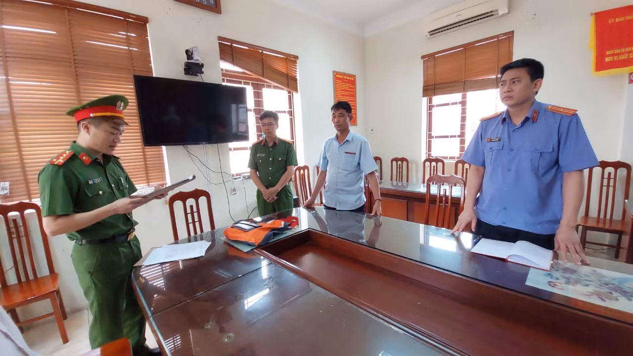 Cơ quan Cảnh sát điều tra Công an tỉnh Bắc Giang thực hiện các thủ tục tố tụng đối với bị can Thái Văn Vĩnh (thứ 2 từ phải sang).