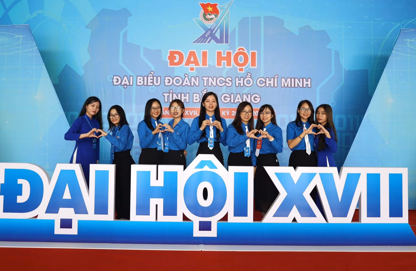 Các đại biểu nữ chụp ảnh kỷ niệm tại Đại hội