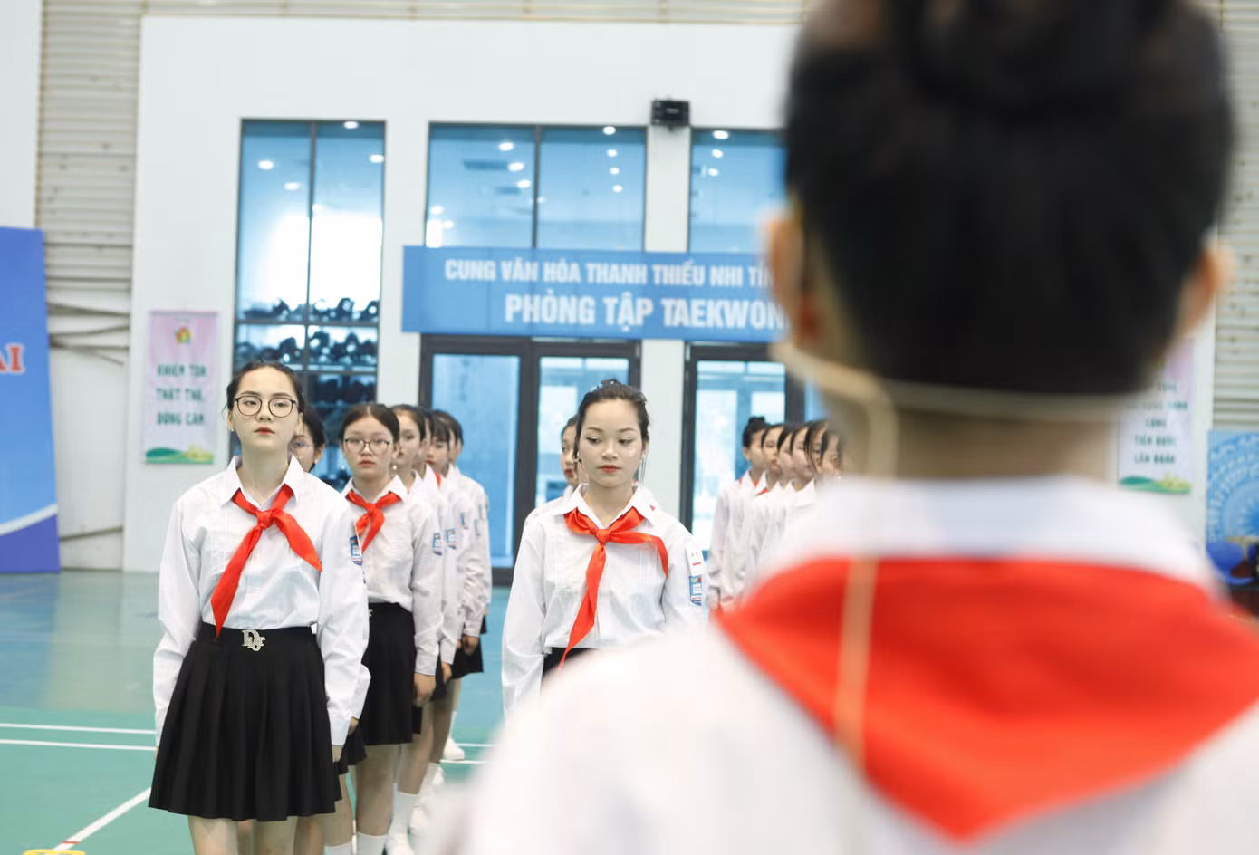 Các đội bước vào phần thi, trong đó, nghi thức Đội đóng vai trò đặc biệt quan trọng, góp phần nâng cao ý thức kỷ luật, tư thế, tác phong và tinh thần tập thể cho đội viên, tạo ra vẻ đẹp, tính nghiêm chỉnh và thống nhất của tổ chức Đội. Ảnh: Nguyễn Thắng