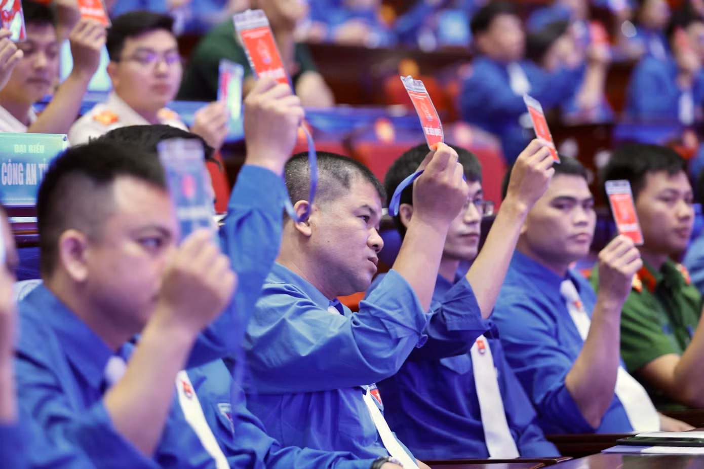Các đại biểu bầu Đoàn Chủ tịch tại Đại hội Đoàn TNCS Hồ Chí Minh tỉnh Bắc Ninh lần thứ XV