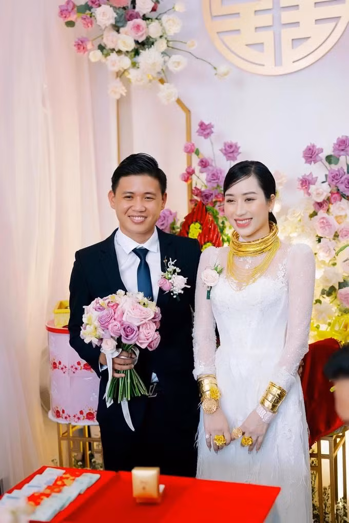 Hình ảnh cô dâu xinh đẹp đeo đầy vàng trong ngày cưới khiến cư dân mạng quan tâm.