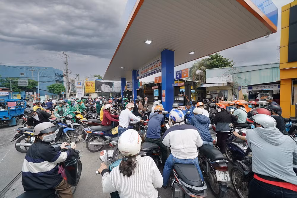 Người dân TPHCM xếp hàng mua xăng cuối năm 2022 (ảnh: Phạm Nguyễn).