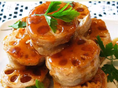 Món Á-Âu kết hợp sandwich củ sen. Ảnh: senta