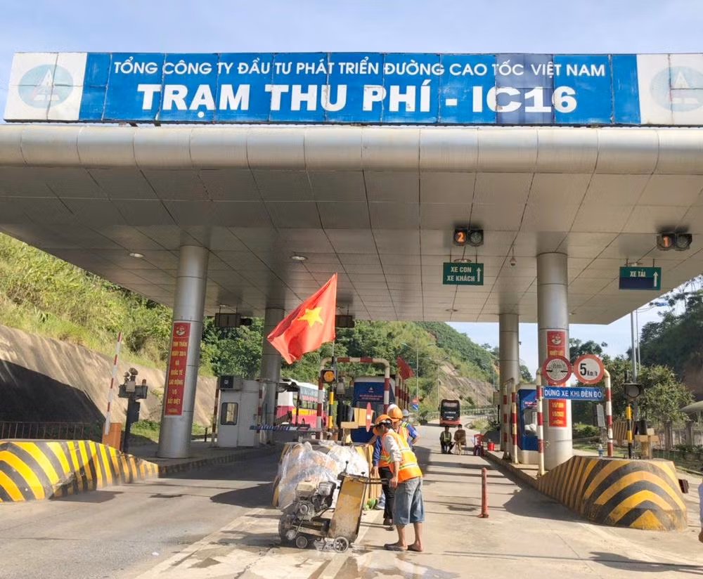 Quá trình thi công lắp đặt hệ thống thu phí tự động vẫn đảm bảo vận hành khai thác tuyến cao tốc Nội Bài - Lào Cai.