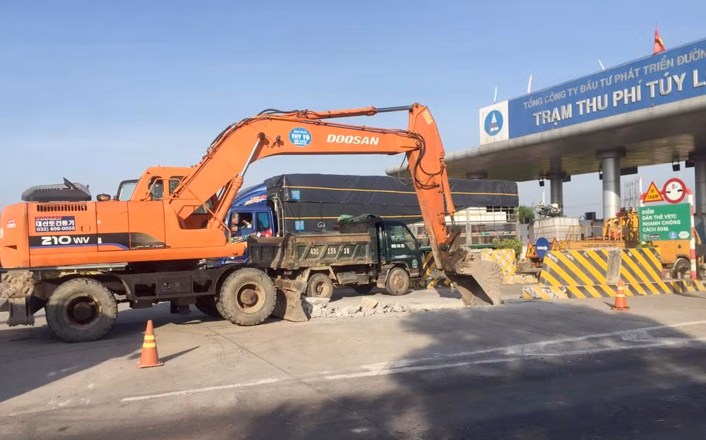 Thi công lắp đặt hệ thống thu phí tự động tại trạm thu phí Túy Loan trên tuyến cao tốc Đà Nẵng - Quảng Ngãi. Ảnh: VEC.
