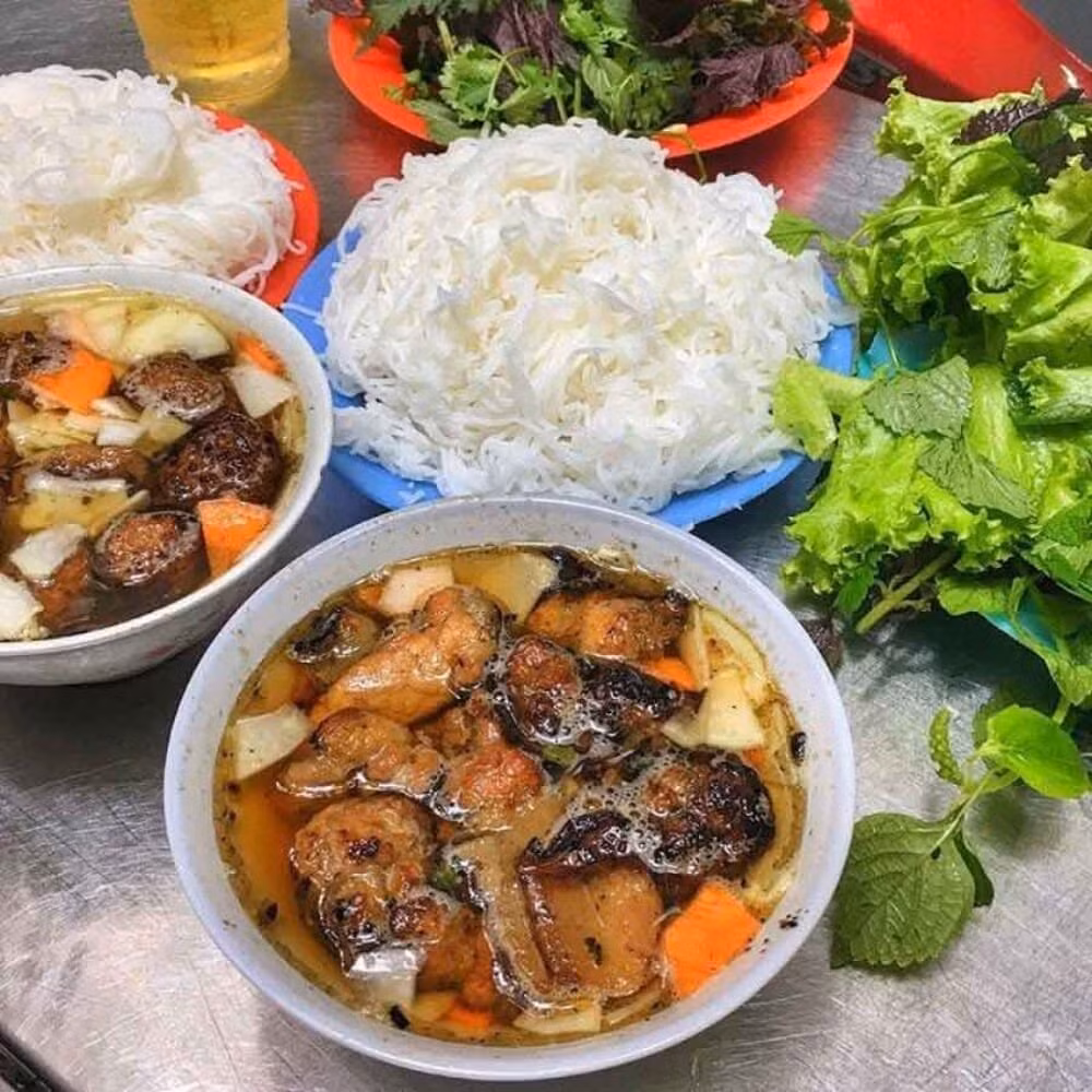 Món bún chả phổ biến ở Hà Nội. Ảnh: Vinwonder.