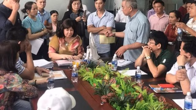 Bà Trần Thị Mỹ Hiền (áo vàng, ngồi) lúc chưa đi bệnh viện tâm thần.