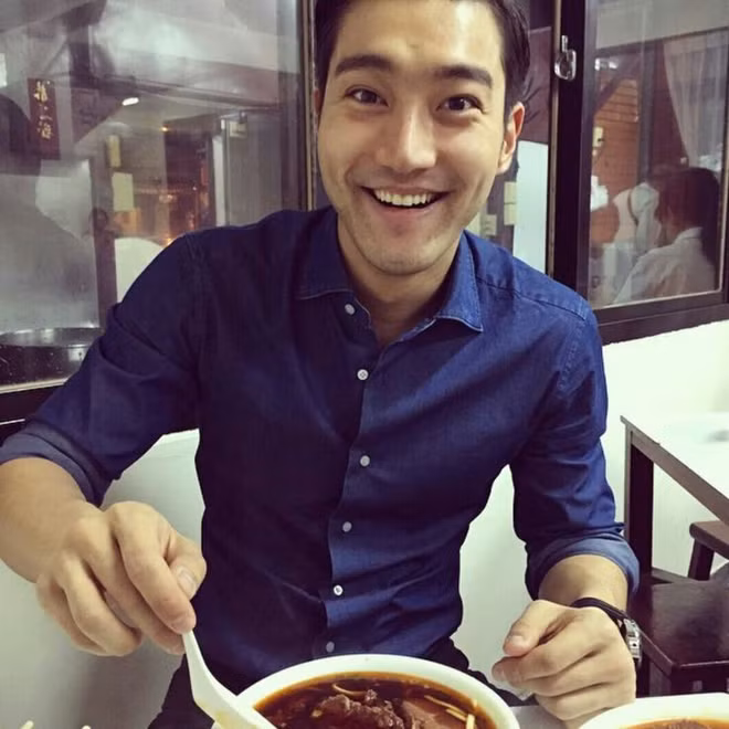 Siwon của Super Junior thưởng thức món phở Việt. Ảnh: Pinterest.