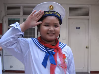 My Sen làm dáng cùng chiếc mũ Hải quân em mang từ Trường Sa Lớn về. My Sen làm dáng cùng chiếc mũ Hải quân em mang từ Trường Sa Lớn về