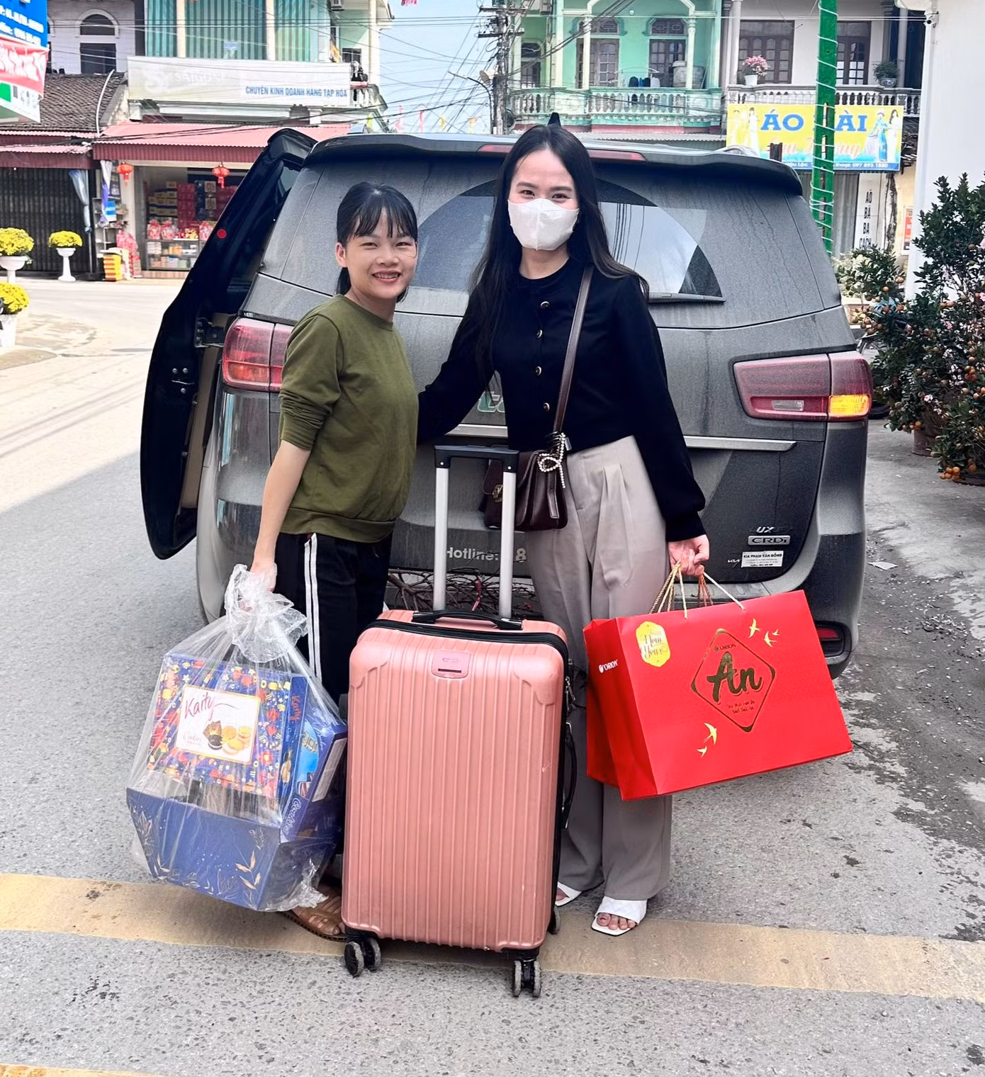 Chuyến xe 0 đồng đưa sinh viên khoa Khách sạn - Du lịch, Trường Đại học Thương mại về tới gia đình