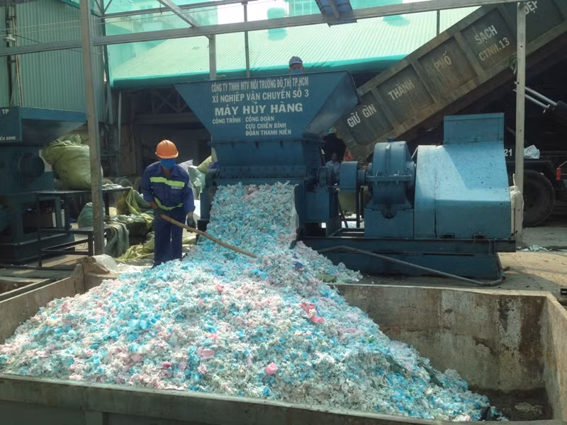 TPHCM tiêu hủy hàng tấn băng vệ sinh giả ảnh 5