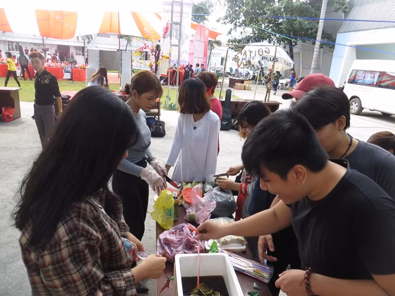 Những gian hàng sinh viên độc đáo trong Chủ Nhật Đỏ ảnh 4