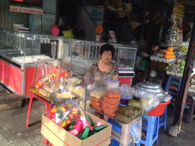 Người dân Sài Gòn đổ xô mua đồ chay cúng rằm tháng Giêng ảnh 5