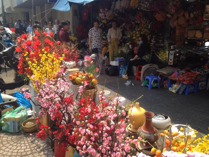 Tiểu thương phát sầu vì người dân 'chưa vội' sắm Tết ảnh 5