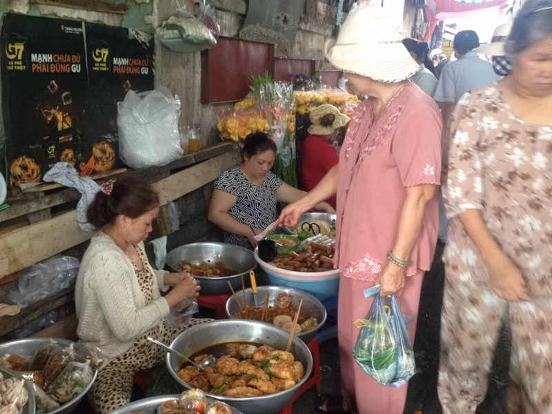 Người dân Sài Gòn đổ xô mua đồ chay cúng rằm tháng Giêng ảnh 3