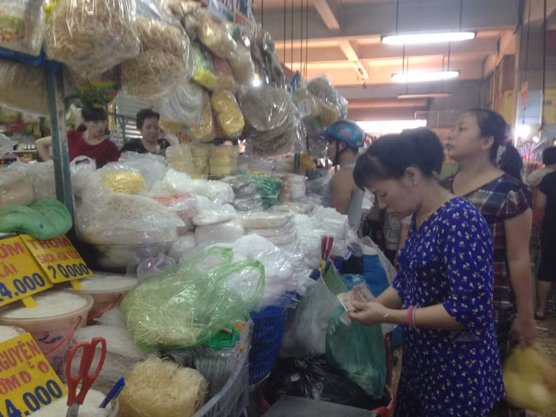 Người dân Sài Gòn đổ xô mua đồ chay cúng rằm tháng Giêng ảnh 9