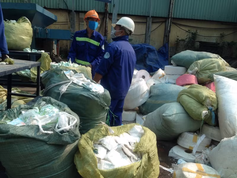 TPHCM tiêu hủy hàng tấn băng vệ sinh giả ảnh 1