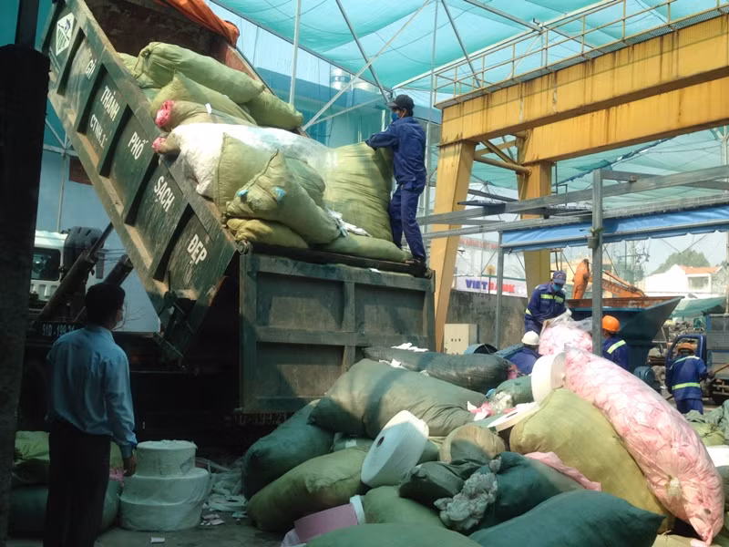 TPHCM tiêu hủy hàng tấn băng vệ sinh giả ảnh 3