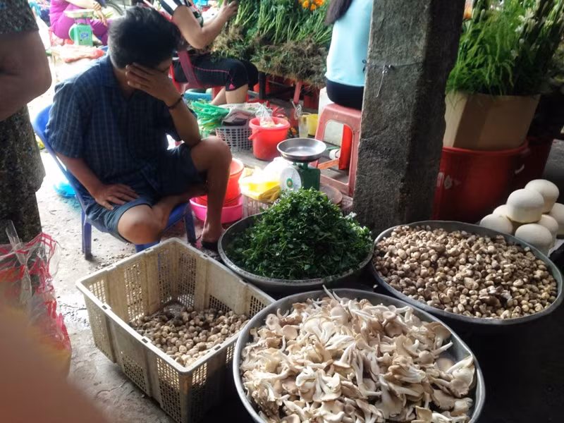 Người dân Sài Gòn đổ xô mua đồ chay cúng rằm tháng Giêng ảnh 4