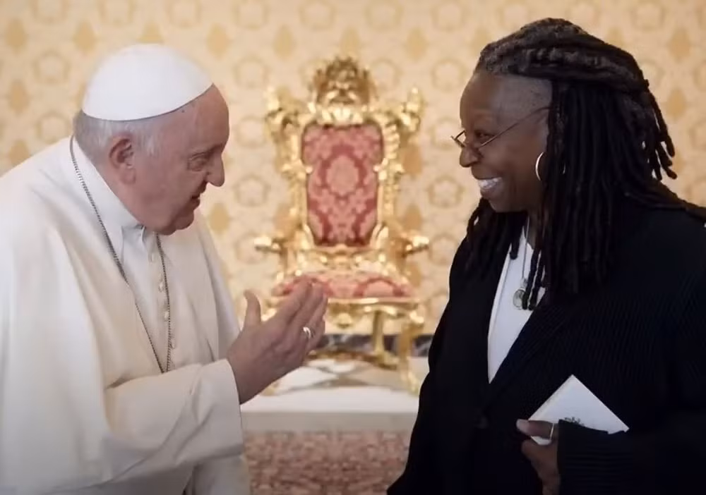 Whoopi Goldberg (ảnh trái) và Antonio Banderas chia sẻ ảnh chụp chung với Giáo hoàng trên trang cá nhân. Ảnh: IG.