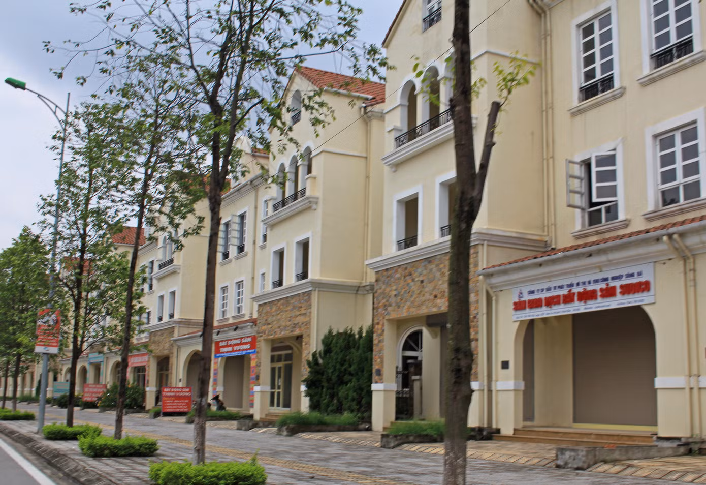 Tương tự Bắc Giang, các văn phòng môi giới nhà đất tại Khu đô thị Nam An Khánh (Hoài Đức, Hà Nội) cũng rơi vào cảnh im lìm, thiếu bóng khách hàng. Thậm chí nhiều văn phòng đã đóng cửa.