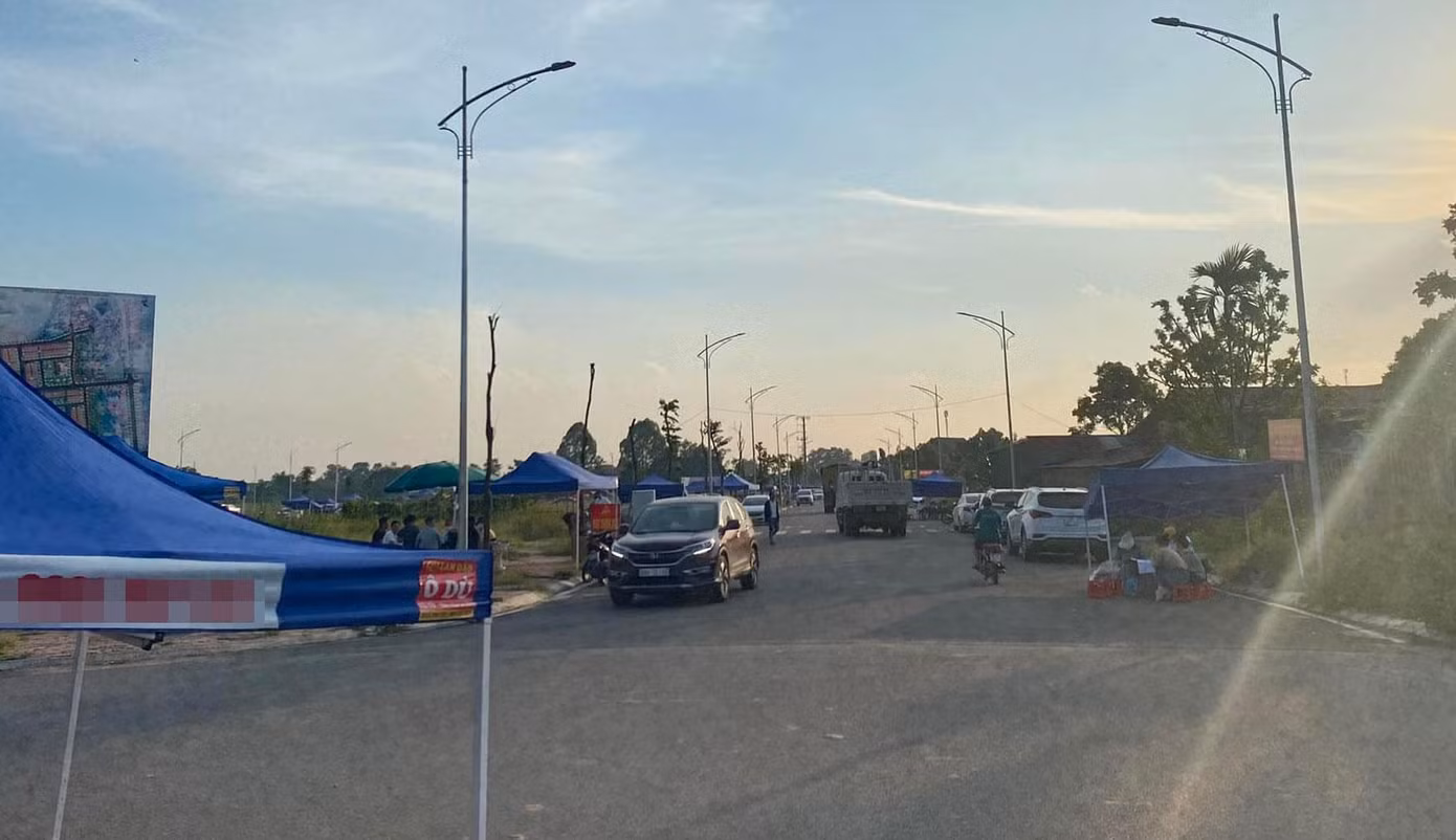 Gần đây có hiện tượng một số nhà đầu tư không chuyên, dùng đòn bẩy tài chính bắt đầu rao bán "cắt lỗ" các bất động sản nhỏ, không có lợi thế về hạ tầng.