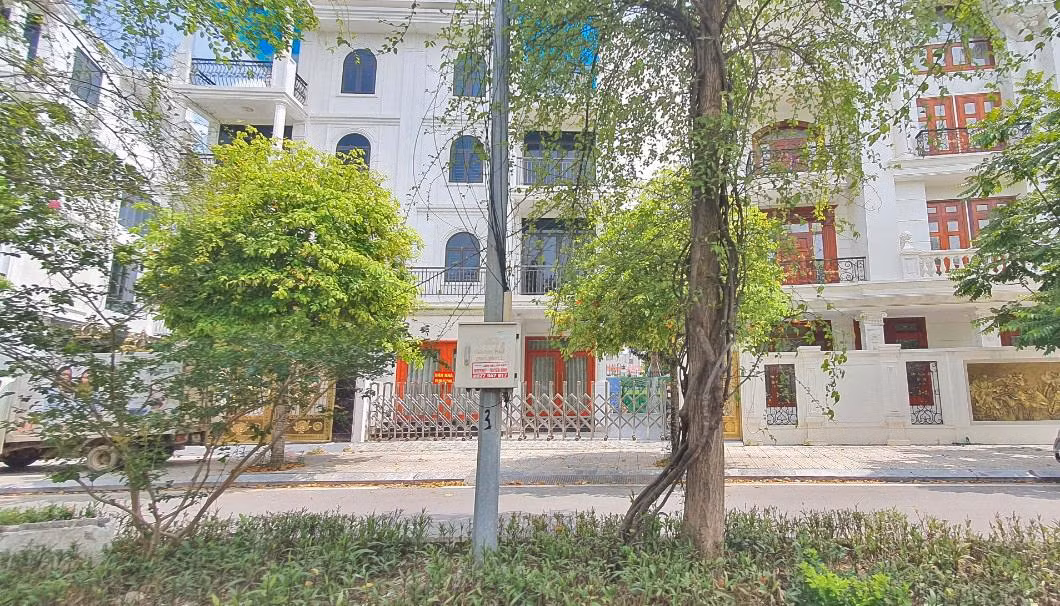 Shophouse, nhà phố thuộc Khu đô thị Phía Nam TP Bắc Giang hay Khu đô thị Bách Việt ế ẩm. (Ảnh: Lộc Liên) Shophouse, nhà phố thuộc Khu đô thị Phía Nam TP Bắc Giang hay Khu đô thị Bách Việt ế ẩm. (Ảnh: Lộc Liên)