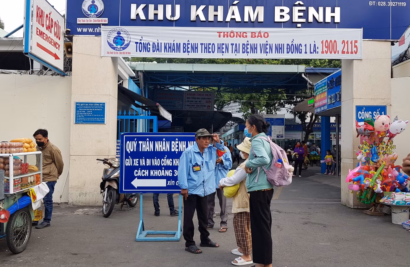 Phụ huynh đưa trẻ đến khám tại Bệnh viện Nhi Đồng 1 vào sáng mùng 6 Tết