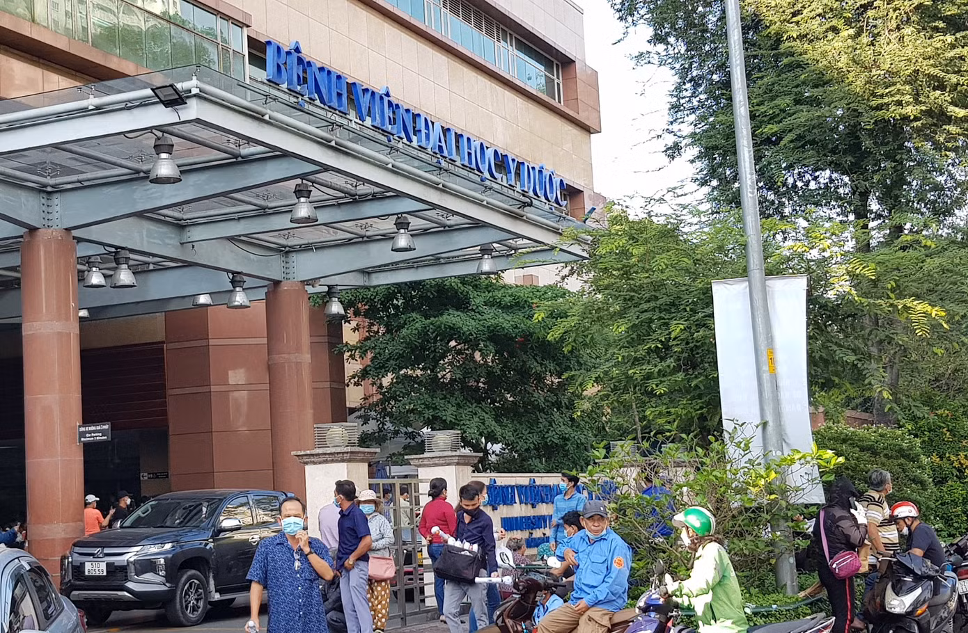 Bệnh viện Đại học Y Dược TPHCM nơi đang điều trị cho nữ bệnh nhân bị cây bật gốc đè lên người