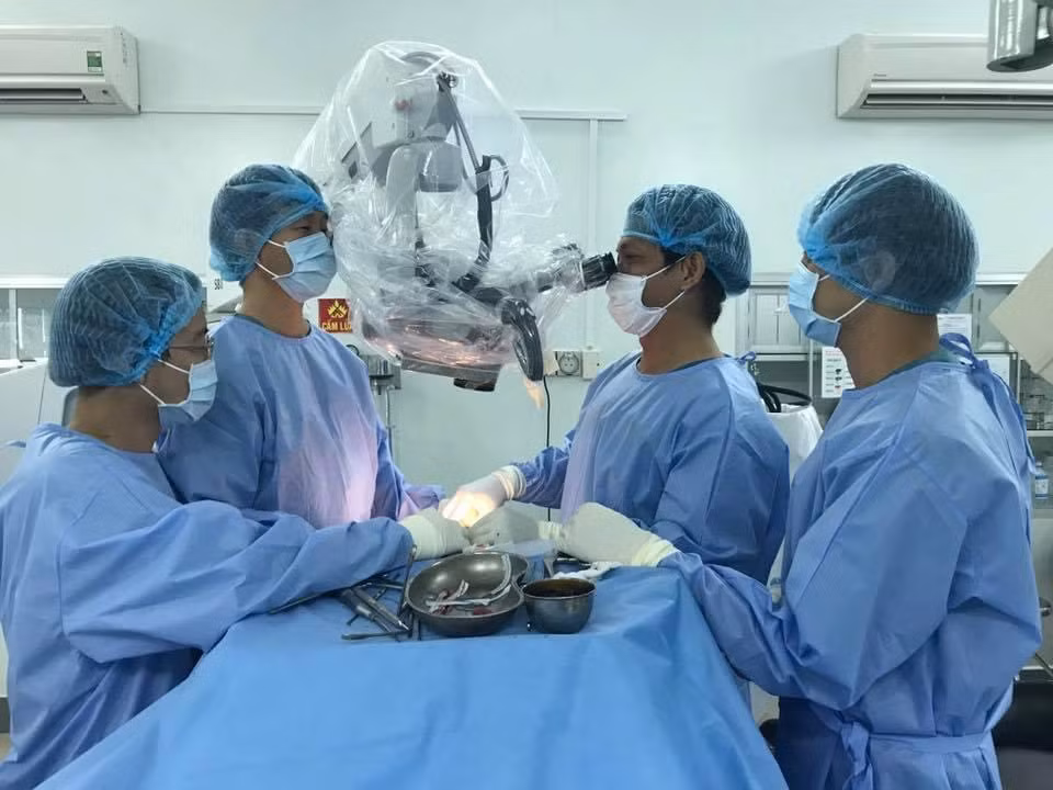 Các bác sĩ Bệnh viện Trưng Vương thực hiện cuộc phẫu thuật cột sống cho người bệnh