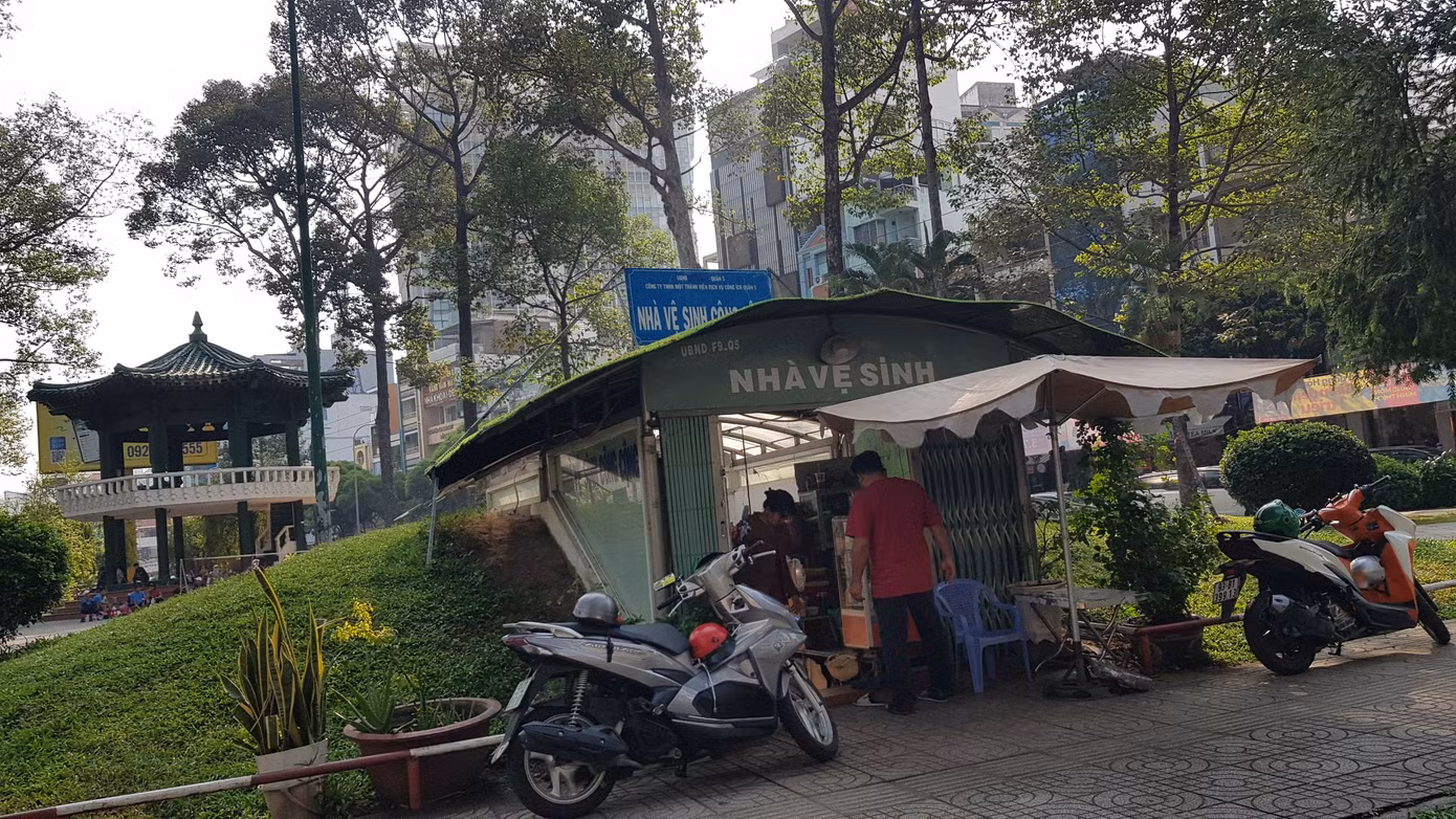 Nhà vệ sinh công cộng đang trở thành thứ "xa xỉ" với người dân tại các quận huyện trung tâm của TPHCM