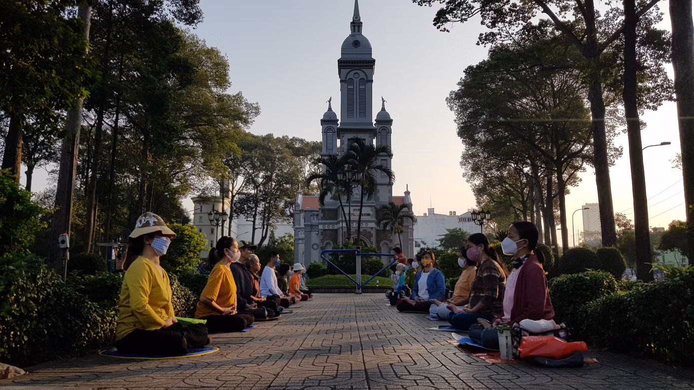 Công viên Dạ Trạch phía trước nhà thờ là nơi nhiều người đến ngồi thiền, tập thể dục mỗi buổi sáng