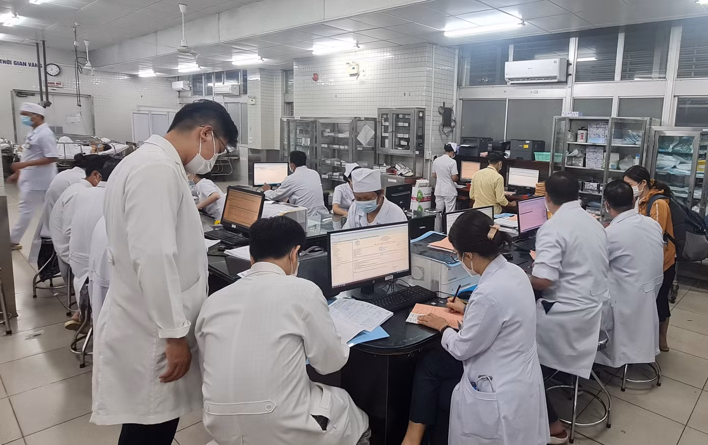 Số ca cấp cứu, nhập viện tăng cao khiến các bác sĩ không có thời gian nghỉ ngay trong ngày Tết